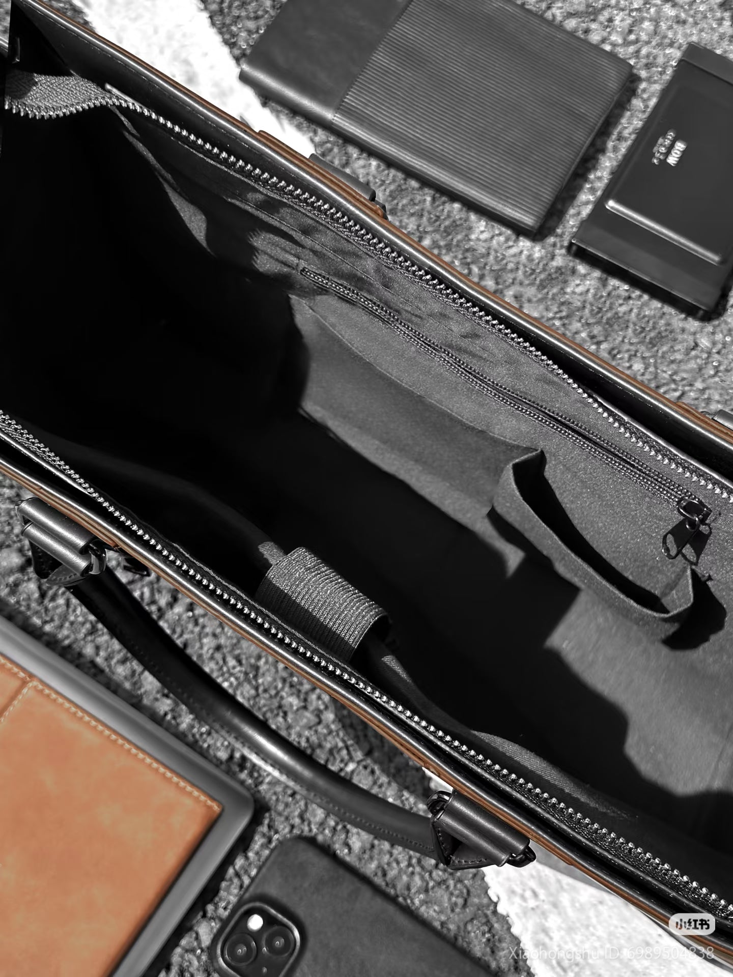 Urban Classic – Cặp da nâu cổ điển cho dân văn phòng